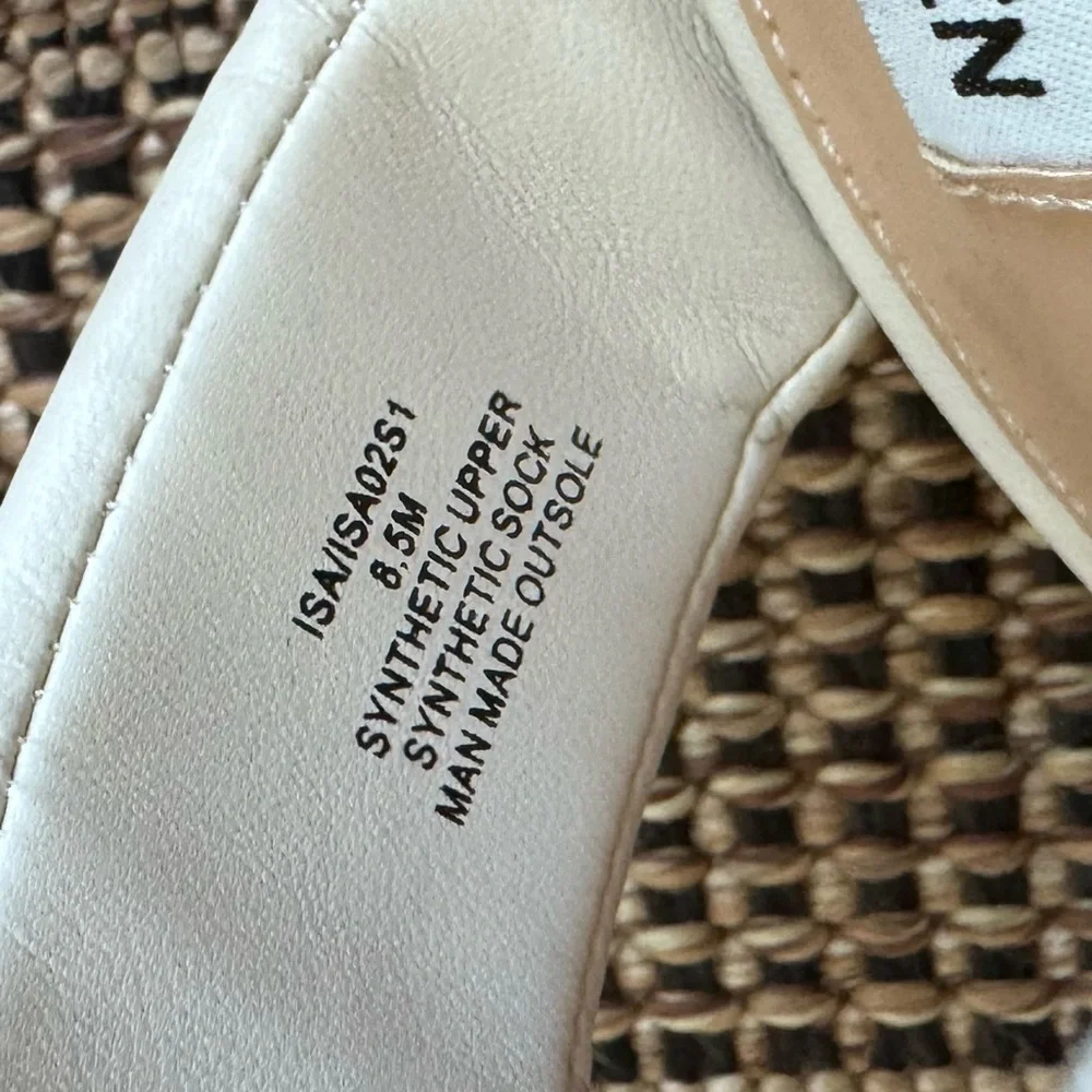 STEVE MADDEN Isa Wedge Sandal Clear Lucite Heel Cream Size 8.5 *LIKE NEW*
